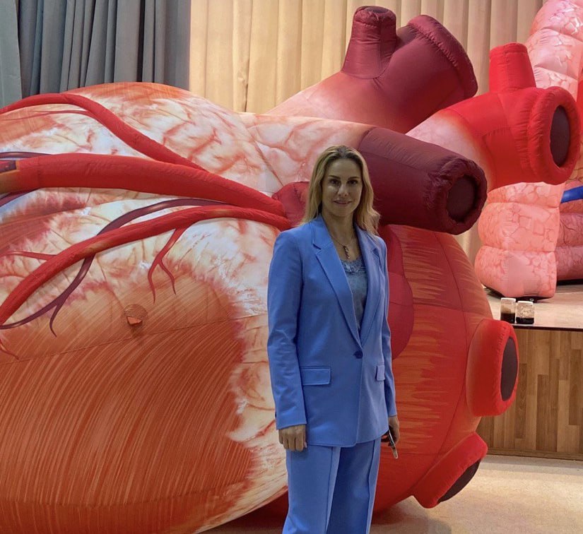 Справедливая Россия выдвинула на пост главы Екатеринбурга депутата ЗакСО Кандидатом от этой парламентской партии будет Екатерина Есина сообщили в пресс службе свердловского реготделения справедливороссов 48 летняя Есина является депутатом заксобрания Свердловской области с сентября 2021 года избрана по партийному списку СРЗП До этого работала замначальника кредитного отдела Золото Платина банка замгендиректора ООО Аргумент ведущим специалистом юридического отдела администрации Ленинского района Екатеринбурга помощником судьи арбитражного суда Свердловской области замначальника отдела анализа и обобщения судебной практики арбитражного суда Свердловской области заместителем главного врача Свердловского областного противотуберкулёзного диспансера по кадрам и юридической работе заместителем министра здравоохранения Свердловской области заместителем директора Свердловского областного госпиталя ветеранов войн по юридическим и кадровым вопросам Мы должны представить программу развития Екатеринбурга с учётом приоритетов которые заложены в нашей партийной программе Сделать акцент на семьи с детьми на социальную составляющую Нужно будет на имеющуюся в городе историю накладывать новые идеи чтобы улучшить жизнь горожан Сегодня в приоритете участники СВО материнство и детство пенсионеры и молодёжь сказала после выдвижения Есина Напомним процедура назначения мэра Екатеринбурга недавно была изменена Фото законодательное собрание Свердловской области Телеграм канал ve4ved Поддержать Подписаться Прислать новость 18