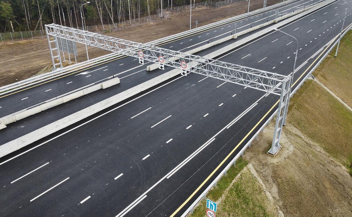 В Москве появятся дорожные табло с информацией о погоде и наличии парковок пишет Ъ Тендер на 3 6 миллиарда рублей объявил столичный Центр организации дорожного движения 500 таких табло в городе уже функционируют планируется установка ещё 140 пишет Коммерсантъ Кроме текущих данных о дорожной обстановке на них будут отображаться количество мест на ближайших перехватывающих парковках Также планируются оповещения о погодных условиях и крупных событиях В дни футбольных матчей или концертов водителям будут предлагать альтернативные маршруты Подписаться на Говорит Москва Telegram VK MAX