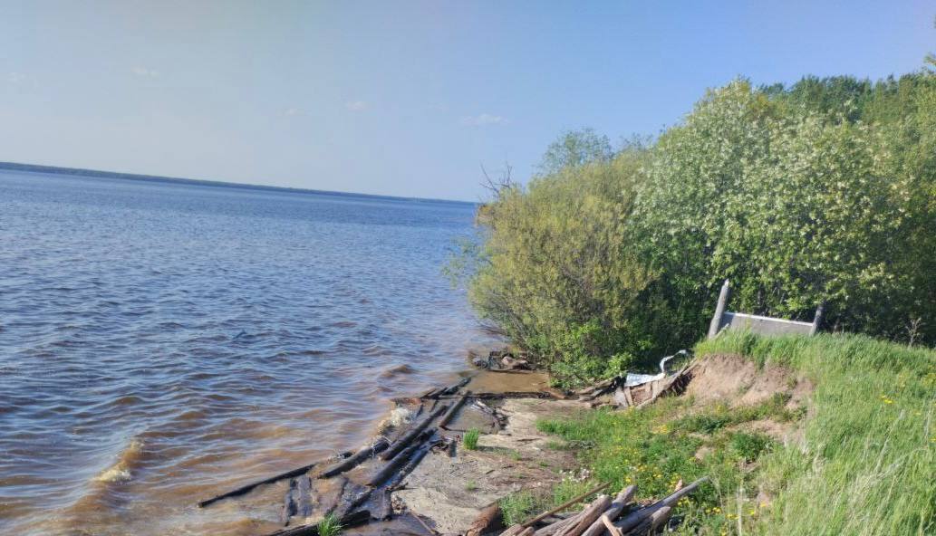 В Пермском крае за выходные в водоемах утонули два человека В Пермском крае следователи проводят проверки по фактам гибели двух человек в водоёмах. Тела женщины и мужчины были обнаружены в реке Кемаль и пруду в селе Трун соответственно. Женщина, чья личность пока не установлена, утонула 31 мая в Ильинском округе. На следующий день в Чернушинском округе в пруду нашли тело 44-летнего мужчины. Предварительно в обоих случаях причиной смерти стало утопление. В СК напоминают о необходимости выбирать оборудованные места для купания и соблюдать меры безопасности у воды. Источник ЧП Пермь Прислать новость