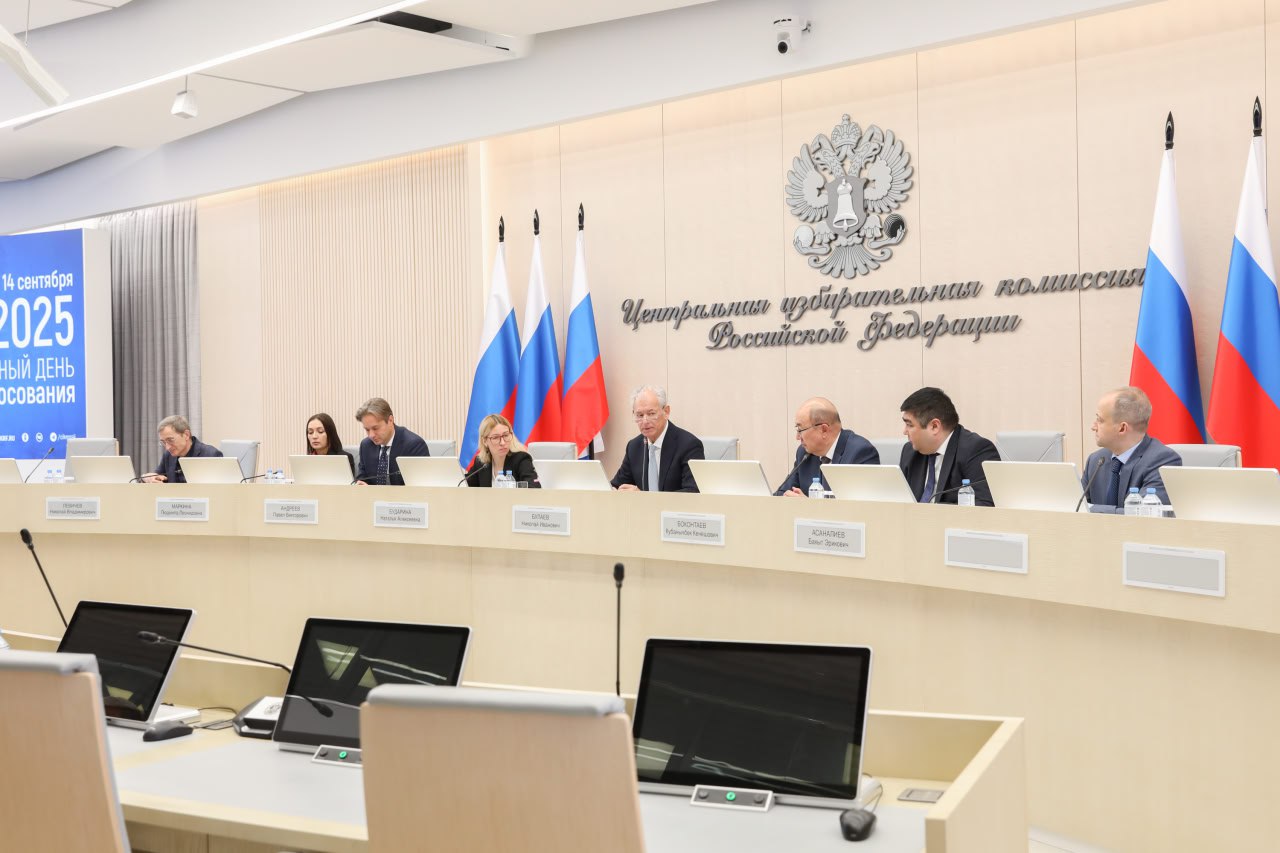 На внеочередных выборах парламента Кыргызстана 40 участков откроются в 27 регионах России Организацию голосования обсудили сегодня в ЦИК России Николай Булаев провел встречу с Чрезвычайным и Полномочным Послом Кыргызской Республики Кубанычбеком Боконтаевым На встрече присутствовали члены ЦИК России Наталья Бударина Павел Андреев Николай Левичев Евгений Шевченко и Людмила Маркина а также председатели избирательных комиссий субъектов Российской Федерации где будет организовано голосование для граждан Кыргызстана Николай Булаев Мы не видим проблем с оказанием максимального содействия нашим коллегам из Республики Кыргызстан ЦИК России заинтересована в том чтобы голосование прошло с учетом тех норм законодательства которое действует в республике Уверен что мы не вмешиваясь в выборы окажем поддержку в полном объеме В ближайшее время организаторам выборов предстоит решить ряд приоритетных задач подбор подходящих помещений для голосования организацию логистики и обеспечение непрерывного интернет соединения Указ О назначении досрочных выборов депутатов Жогорку Кенеша Кыргызской Республики был подписан 30 сентября Во время внеочередных выборов парламента Кыргызстана за пределами республики будут работать 100 избирательных участков из них 40 в России международноеСотрудничество