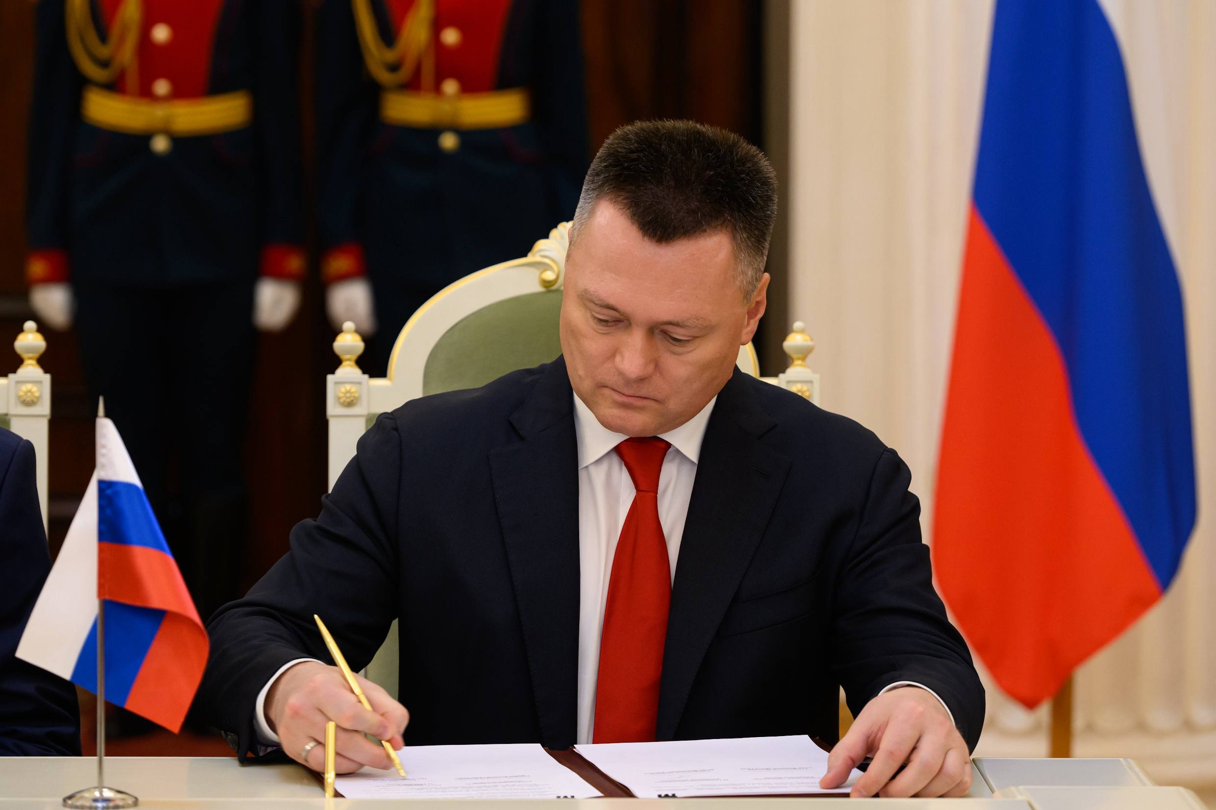 «На полях» ПМЭФ-2025 Генпрокуроры России и Анголы подписали Программу сотрудничества. Хочу подтвердить открытость и конструктивный подход Генеральной прокуратуры России для ведения профессионального диалога по самым разнообразным темам двусторонней повестки. Мы готовы всеми имеющимися у нас средствами расширять взаимодействие, обмениваться современными практиками в сфере защиты граждан и борьбы с преступностью. #ПМЭФ2025