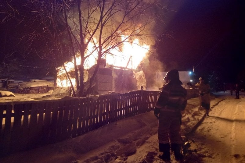 Больше 9 часов пожарные тушили горящий дом в Поронайске  Пожар произошел в одноэтажном жилом доме по улице Набережная, 10. Сообщение о возгорании поступило 5 декабря в 04.49. К моменту прибытия пожарных горела крыша дома на площади 100 квадратных метров.   В 14.47 возгорание было полностью ликвидировано. Погибших и пострадавших нет. Причины возгорания устанавливаются.  Фото:     SakhalinMedia   Прислать новость