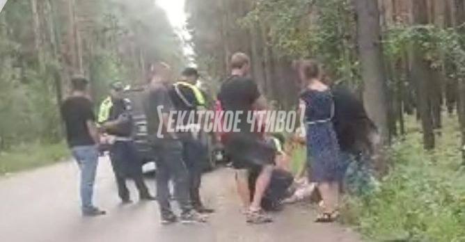 Подросток умер после драки со сверстниками в Свердловской области  По словам читателя, конфликт у ребят случился на дороге между Косулино и станцией Арамиль из-за часов. Один из парней ударил другого в солнечное сплетение – тот упал, его откачивали, но не смогли спасти.  Виновник убежал в лес, но его смогли поймать, добавил читатель.  Если вы знакомы с ситуацией, пишите нам  .    Подписаться   Прислать новость   Дать «буст»
