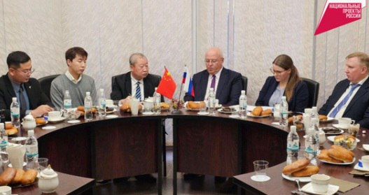 Хабаровский край усиливает медицинские связи с Китаем Региональные власти и представители системы здравоохранения провели рабочую встречу с делегацией из Фуюаня и наметили новую траекторию сотрудничества которая уже выходит за рамки символических обменов Китайская сторона напрямую обозначила готовность к более тесной работе Начальник Бюро здравоохранения Фуюаня Хэ Цзяфэн напомнил что открывающийся в 2027 году сухопутный переход позволит сделать обмен регулярным Он отметил что традиционная китайская медицина вызывает устойчивый интерес у жителей края Мы готовы направлять наших экспертов и принимать российских специалистов в наших медицинских учреждениях в Китае заявил Хэ Цзяфэн Стороны договорились сформировать совместную рабочую группу которая займётся уже практическими задачами В планах обмен технологиями онлайн консилиумы и короткие стажировки для врачей обеих стран Акцент сделан на реабилитации лечении хронических заболеваний и улучшении стационарной помощи Речь идёт не только о намерениях Стажировки уже работают Хабаровские специалисты проходят обучение в ведущих китайских клиниках Один из недавних примеров курс по однопортовой и роботической хирургии в Шанхае который позволил региональным врачам освоить методики сокращающие восстановление пациентов до считаных дней Краевые власти рассчитывают что такой формат сотрудничества станет частью системной модернизации здравоохранения и поможет вывести качество медицинской помощи на новый уровень