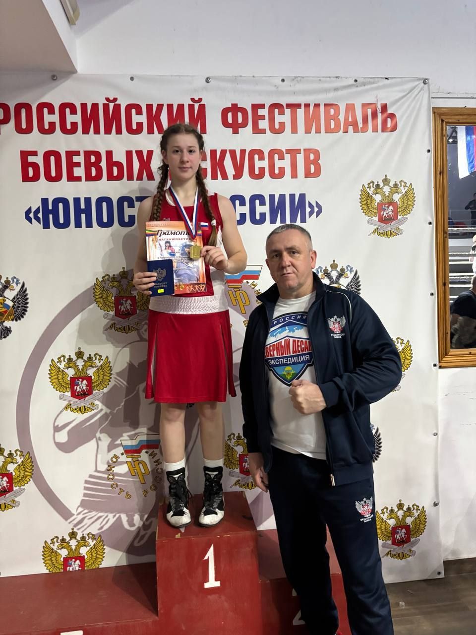 Золото и путёвка на Россию Завершилось первенство СКФО по боксу среди женщин юниорок юношей и девушек Поединки шли неделю В соревнованиях приняли участие около 300боксёров из 7 субъектов В составе сборной Ставропольский край на ринг вышла и ученица тренера преподавателя спортивной школы Кировского округа Залимхана Бештоева Дарья Дадышева В решающем бое ей досталась весьма непростая соперница которая была выше ростом и левшой Даша не спасовала Уже в 1 м раунде она дважды отправила соперницу в нокдаун досрочно одержав убедительную победу Таким образом Дарья завоевала не только золотую медаль в весовой категории 54 кг но и путёвку на первенство России Присоединяйтесь к каналу Голоса времени в MAX по ссылке   max ru id2623029330 gos15