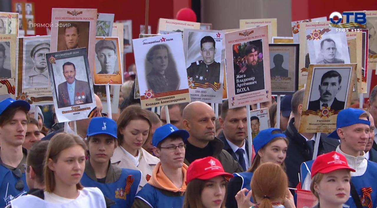 По предварительным подсчетам, в шествии «Бессмертный полк» в Екатеринбурге участвуют около 150 тысяч человек Последний раз подобная акция проходила в Екатеринбурге в 2022 году — тогда участие в ней приняло около 150 тысяч человек. Ещё почти 50 тысяч присоединились к акции в других городах Свердловской области. Отметим, что в этом году «Бессмертный полк» пройдет только в Екатеринбурге, Нижнем Тагиле, Каменске-Уральском и Верхней Пышме. Эти города получили право на проведение шествия как «Города трудовой доблести». Новости Екб тут