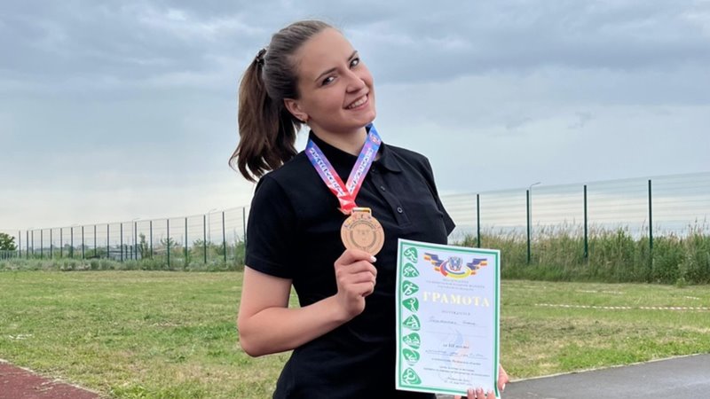 Новочеркасские легкоатлеты успешно выступили на областном Чемпионате. В Ростове-на-Дону прошел Чемпионат Ростовской области по легкой атлетике. Новочеркасск представляли воспитанники спортшколы №1. По итогам соревнований Диана Письменская получила бронзовую награду в толкании ядра, а Ярослав Воротников завоевал золотую медаль в беге на 110 метров с барьерами. Подготовил спортсменов к соревнованиям тренер-преподаватель Андрей Цайзер.