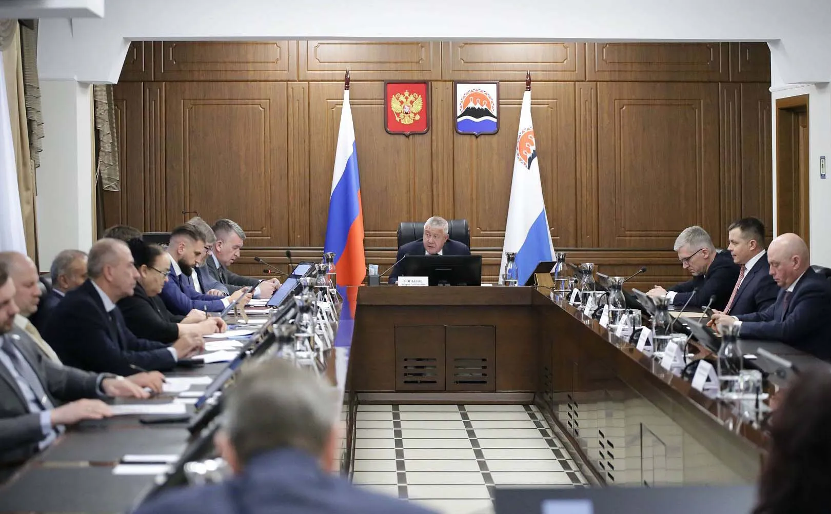 На Камчатке изменили процедуру выбора руководителей местной власти Теперь участвовать в голосовании смогут лишь кандидаты одобренные губернатором Депутаты Заксобрания поддержали нововведения предложенные правительством края которые делают глав районов и двух городов более зависимыми от губернатора Подробности по ссылке   kamtime ru article f7bf2965 8f22 48bb 98bc 758289a842cc