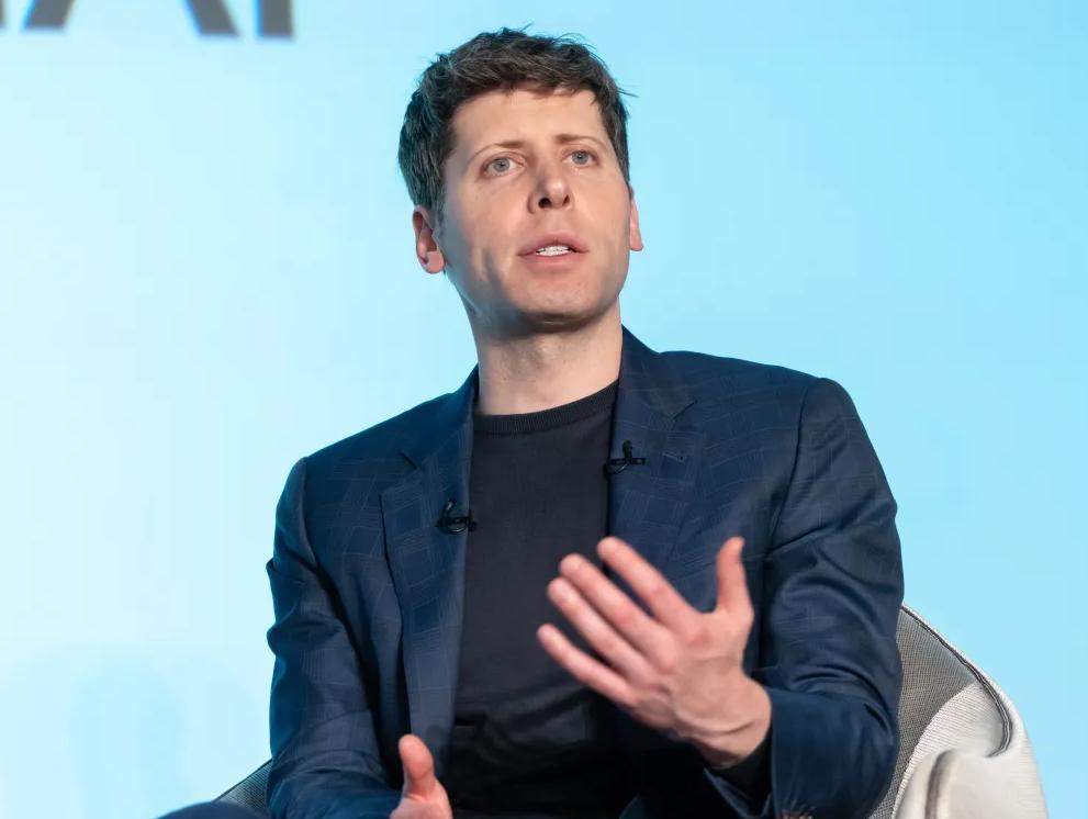 Глава OpenAI Сэм Альтман заявил что ChatGPT уже превосходит его и многих других по интеллекту а к 2030 году нейросеть может превзойти способности любого человека По его словам развитие ИИ идёт стремительными темпами без признаков замедления Через пару лет чат боты начнут совершать научные открытия и выполнять 30 40 экономических задач а к началу 2030 х годов технология достигнет уровня сверхразума с уникальными возможностями Новости Дня
