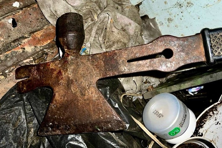 В Алдане арестован мужчина, ударивший знакомого топором-молотком В Алданском районе возбуждено уголовное дело в отношении 61-летнего мужчины, которого обвиняют в покушении на убийство. Инцидент произошел 15 июля в городе Томмот. По версии следствия, обвиняемый находился в состоянии алкогольного опьянения и, поссорившись со знакомым, нанес ему несколько ударов по голове металлическим инструментом. Орудие - совмещённый топор, молоток и гвоздодер - мужчина использовал прямо у себя дома. Потерпевшему удалось выбраться на улицу. Его заметили прохожие и вызвали скорую помощь. Врачи диагностировали открытую черепно-мозговую травму и перелом теменной кости. Подозреваемого оперативно установили участковые уполномоченные. Суд по ходатайству следователя 17 июля избрал меру пресечения - заключение под стражу. Фото: следком Якутии