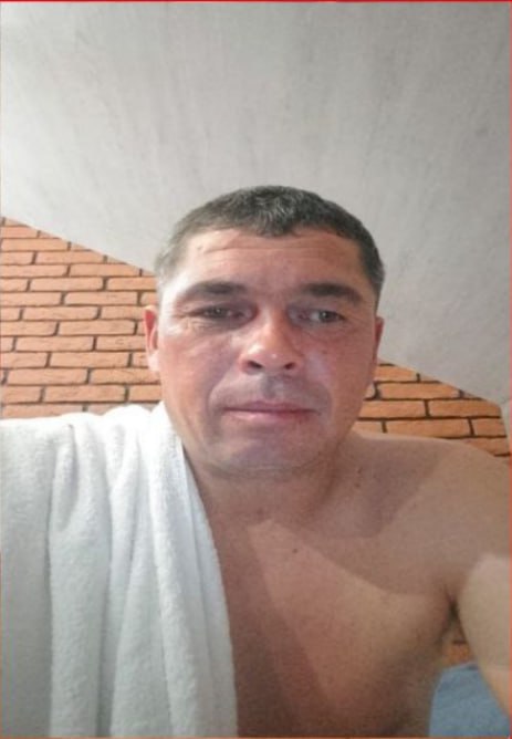 39 летний мужчина пропал без вести 2 дня назад 21 октября Богданов Евгений Сергеевич ушел в лес на 425 м километре трассы Чита Хабаровск но так и не вернулся По данным тг канала Поисковый отряд имени Кости Долгова мужчина примерно 170 175 сантиметров роста с темными волосами и карими глазами Был одет в рабочую бежевую куртку синие штаны и кроссовки Из особых примет нет фаланги на безымянном пальце левой руки Всех кто располагает информацией о местонахождении Евгения Богданова просят сообщить об этом по телефонам 112 единый номер экстренных служб 8 3026 52 13 08 дежурная часть или 8 924 505 60 30 горячая линия отряда UPD В пресс службе краевого УМВД рассказали chitaru75 что группа мужчин возвращалась из Могочинского округа с вахтовой работы на автомобиле остановилась в Чернышевском районе Евгений ушёл в лес и пропал Подписаться