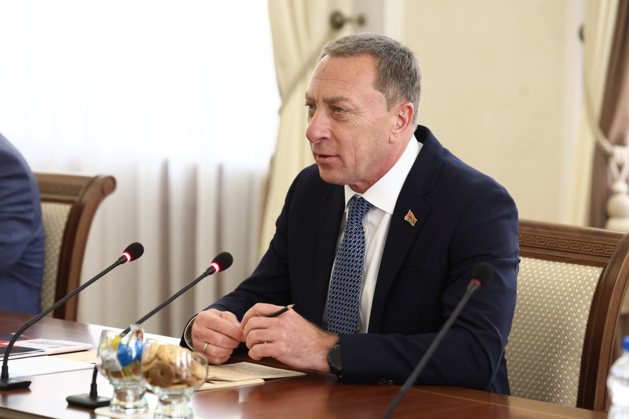 Губернатор Челябинской области Алексей Текслер встретился с первым заместителем премьер-министра Беларуси Николаем Снопковым в Минске  Стороны обсудили перспективы торгово-экономического и гуманитарного сотрудничества между регионом и Республикой.  Николай Снопков подчеркнул, что растущие объемы двусторонней торговли являются следствием глубоких кооперационных процессов между Челябинской областью и Беларусью.   Вице-премьер заявил о готовности рассматривать любые предложения и кооперационные бизнес-идеи для активизации долгосрочного сотрудничества.   Алексей Текслер, в свою очередь, поблагодарил за теплый прием и акцентировал внимание на том, что на прочных экономических связях основывается дальнейшее взаимодействие.  «Наш регион активно развивает промышленную роботизацию. Мы производим роботов промышленных и активно продвигаем себя не только как производители, мы развиваем направление интеграторов», — отметил новые направление сотрудничества губернатор.  Он выразил уверенность, что по итогам визита будут достигнуты новые соглашения, которые расширят спектр взаимодействия между Челябинской областью и Республикой Беларусь.    / Прислать новость