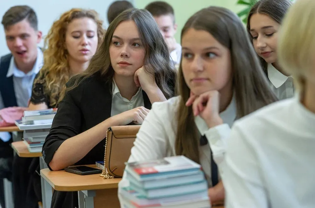 Все государственные вузы России перешли на цифровые студенческие билеты Теперь каждый университет по сути обязан передавать сведения в государственную информационную систему рассказал заместитель министра науки и высшего образования Омельчук Сообщается что уже почти 5 миллионов электронных студенческих билетов сформированы на едином портале государственных услуг Однако при желании студент может оформить и бумажный студенческий Когда мы уйдем от бумажных студенческих билетов Я думаю что в горизонте двух трех лет все поймут что цифровой студенческий это удобней практичней и эффективней заключил заместитель министра Подписаться на truekpru Читать нас в МАКС