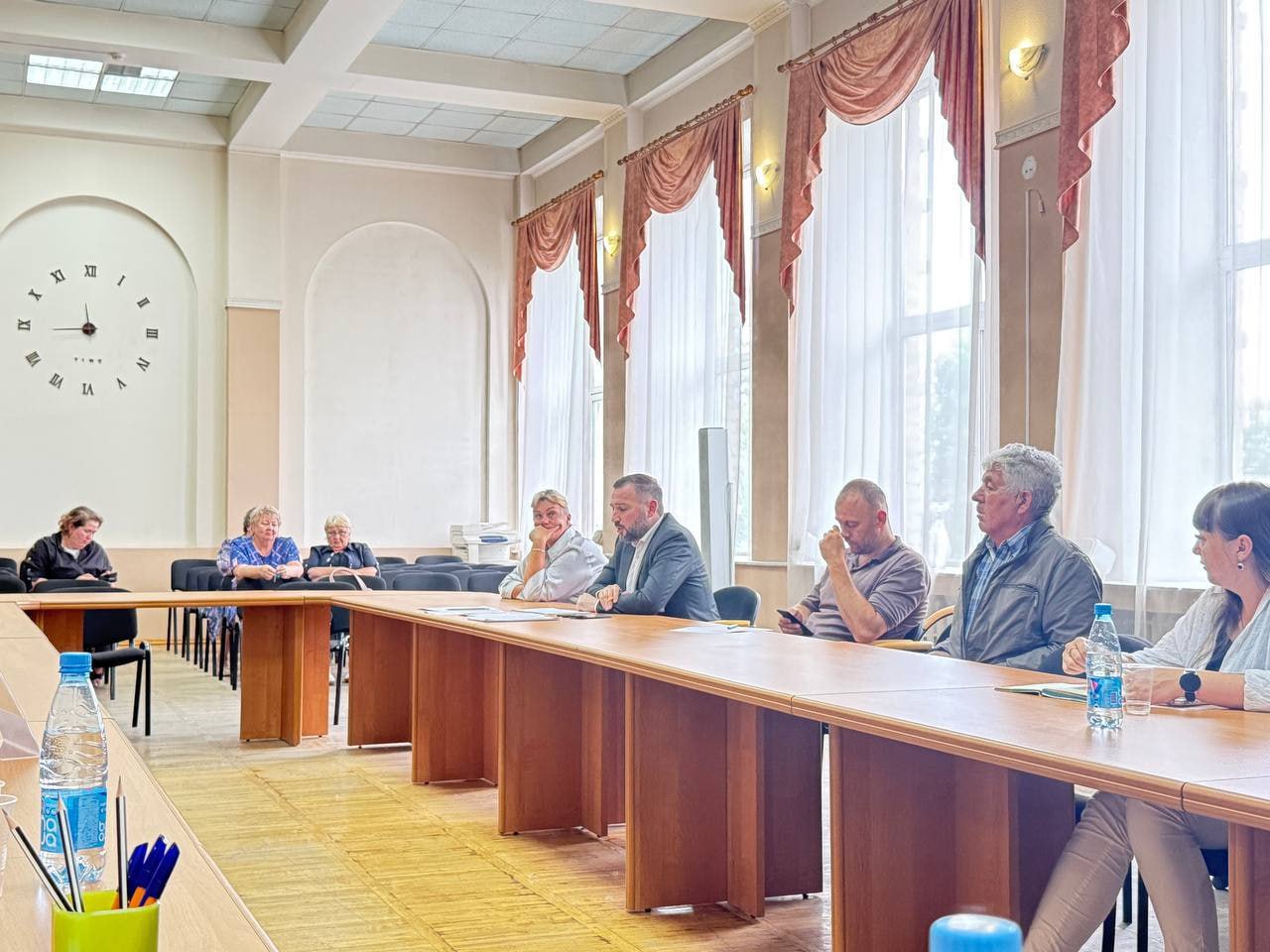 Глава МинЖКХ Забайкалья провел встречу с жителями Могочинского округа и оценил подготовку к отопительному сезону  Алексей Юсупов по поручению главы региона посетил Могочинский округ с рабочим визитом. Основной целью поездки стало общение с местными жителями и оценка состояния коммунальной инфраструктуры.  «Все озвученные проблемы зафиксированы и взяты на контроль. Специалисты министерства займутся проработкой поднятых вопросов, а те, что находятся в компетенции других ведомств, будут переданы соответствующим органам власти», - сказал Алексей Юсупов    В Могочинском округе запланировано проведение 20 мероприятий на общую сумму более 103 миллионов рублей. В рамках комплексного плана предусмотрены работы по ремонту сетей тепло- и водоснабжения, модернизация котельного оборудования, а также закупка и установка новых котлов и вспомогательного оборудования в Могоче, Ксеньевке и Амазаре.  «Работы по подготовке к предстоящему отопительному периоду ведутся в плановом режиме. Не возникает опасений, что к отопительному периоду они не будут качественно подготовлены», – отметил Алексей Юсупов.    Кроме того, в рамках региональной программы «Модернизация систем коммунальной инфраструктуры», являющейся частью национального проекта «Инфраструктура для жизни», в округе проводятся капитальные ремонты трех участков сетей водоснабжения, а также напорного трубопровода водоснабжения и сетей водоотведения.    Подписывайтесь: