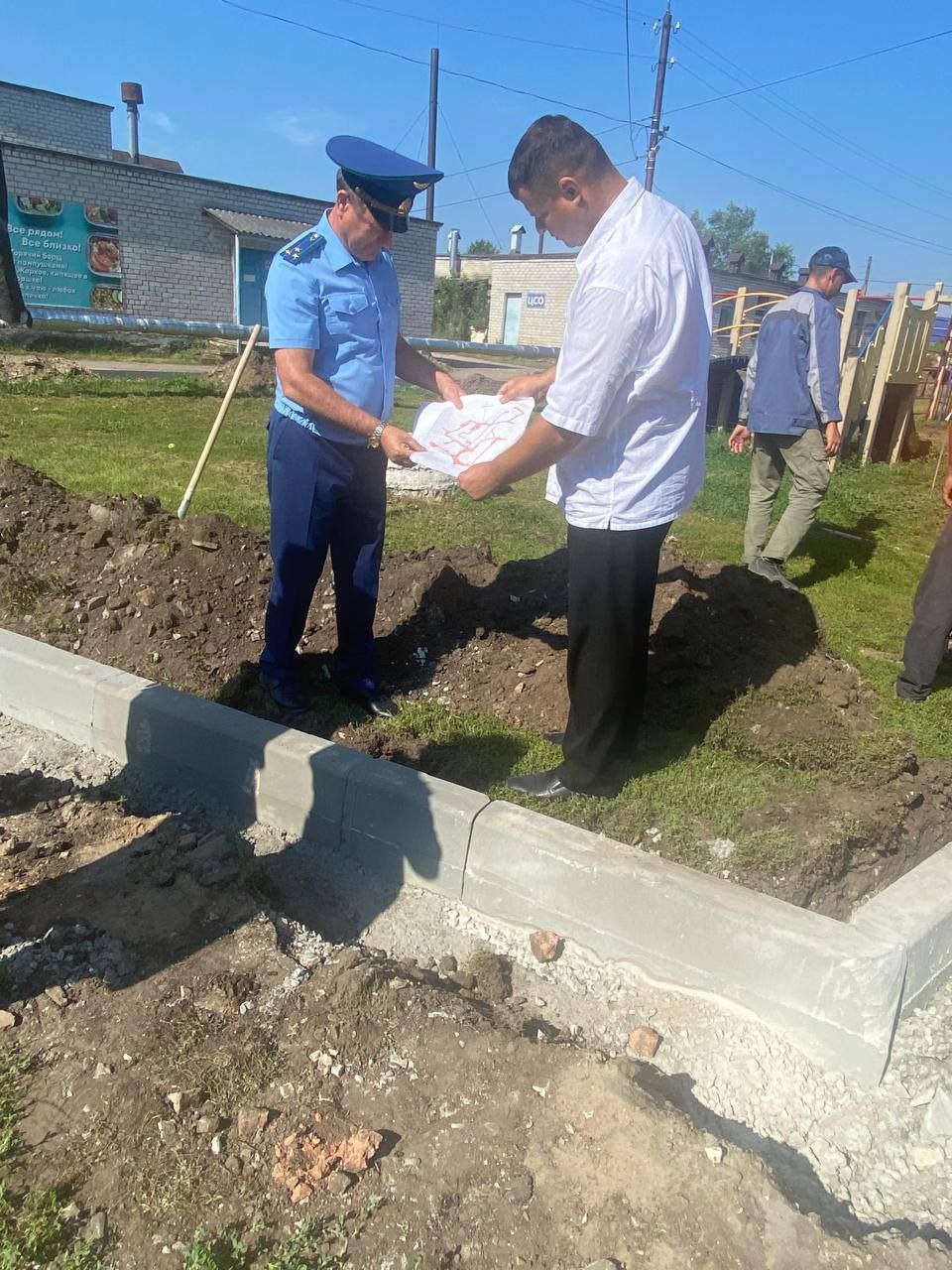 Прокуратура Чердаклинского района проводит проверку исполнения законодательства о контрактной системе в сфере закупок товаров, работ, услуг для обеспечения государственных и муниципальных нужд.    Особое внимание уделяется вопросам выполнения обязательств по конкретным этапам государственных контрактов.    В частности, прокурор района Николай Грудкин в ходе выезда в ГУЗ "Чердаклинская районная больница» проверяет своевременность и качество проведенных работ по обустройству соответствующих требованиям ГОСТ дорожного полотна для передвижения медицинского спецтранспорта и пешеходных дорожек на территории учреждения.    Выявленным нарушениям будет дана принципиальная оценка.