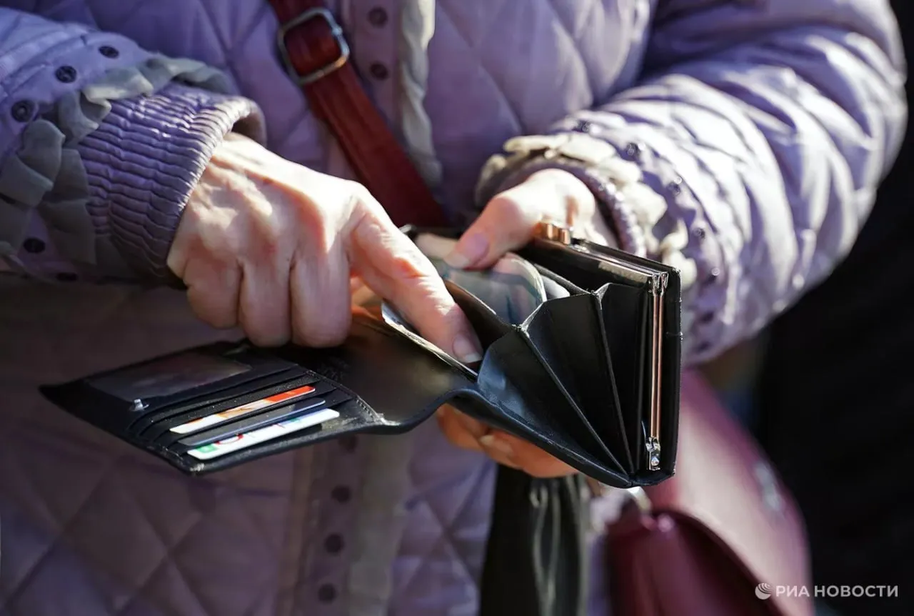 Россияне обычно носят в кошельке 4 3 тыс рублей наличными выяснили для РИА Новости аналитики SuperJob При этом кошельки мужчин оказались на 2 тыс тяжелее женских в среднем они имеют при себе 5 1 тыс рублей тогда как дамы ограничиваются меньшей суммой Подписаться на РИА Новости экономика