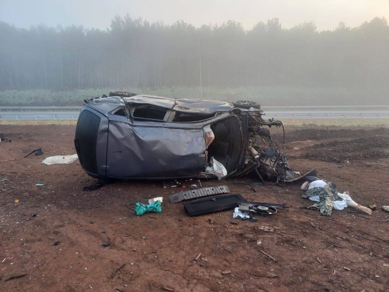 На М12 в Татарстане произошло смертельное ДТП. В Тукаевском районе 27-летняя девушка за рулём Mazda не справилась с крутым поворотом. Машину выбросило в кювет, и она перевернулась. Девушка погибла сразу, а её пассажира увезли в больницу. #СМИ #Татарстан #ДТП БЕЗОПАСНОСТЬ