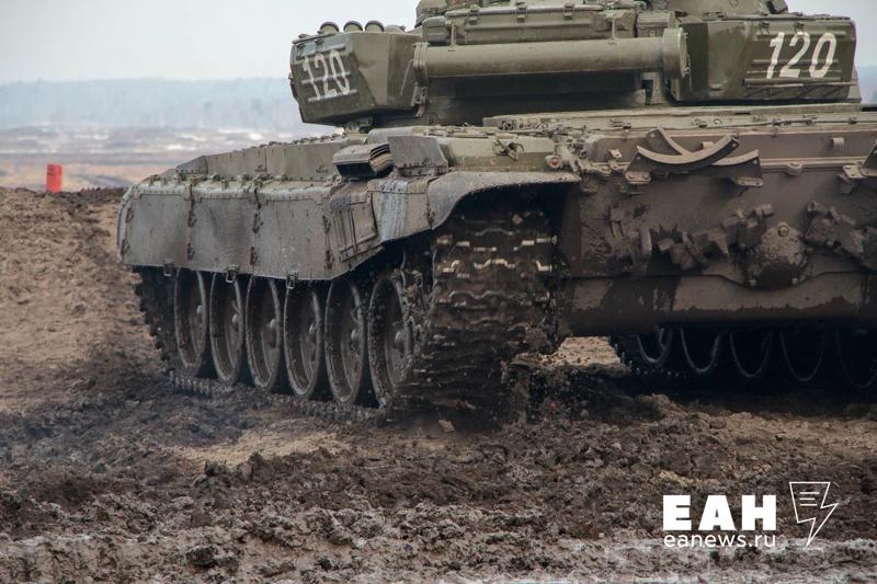 Бывший контрактник из Челябинска за 80 долларов продал Украине фотографии военной техники Об этом пишет ТАСС со ссылкой на материалы дела. Молодому человеку 23 года. Его задержали при попытке перейти на территорию Украины и вступить в ряды запрещенной на территории России террористической организации. «За фотографии с российской техникой, складами с продовольствием и вооружением украинскими спецслужбами на банковский счет обвиняемого было осуществлено два транша: $30 и $50», — говорится в материалах дела. Бывшего ефрейтора-контрактника этапировали в Москву. Он не признает вину. Челябинца внесли в список террористов. Ему грозит наказание вплоть до пожизненного лишения свободы.