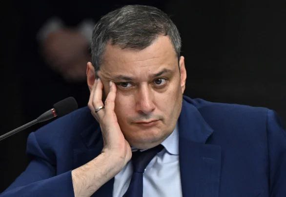 Губернатор Курской области Александр Хинштейн сообщил что направляется в Москву для продолжения реабилитации после ДТП Я принял непростое для себя решение направиться для продолжения реабилитации в Москву в федеральный центр Вопрос не в недоверии к курской медицине напротив я безмерно признателен нашим врачам которые провели мне блестящую операцию которые организовали лечение Но сейчас лечение как таковое завершено идет именно реабилитация и для меня важнейшим является вопрос сроков сказал чиновник в видеообращении в своём Telegram канале По словам Хинштейна лишь в Москве он сможет пройти ускоренную реабилитацию что позволит ему в кратчайшие сроки вернуться к полноценному исполнению рабочих обязанностей В ДТП Хинштейн попал 22 января Его автомобиль занесло на дороге в результате чего чиновник получил перелом бедренной кости Фото Иван Водопьянов Коммерсант Подписаться Связаться Поддержать Patreon