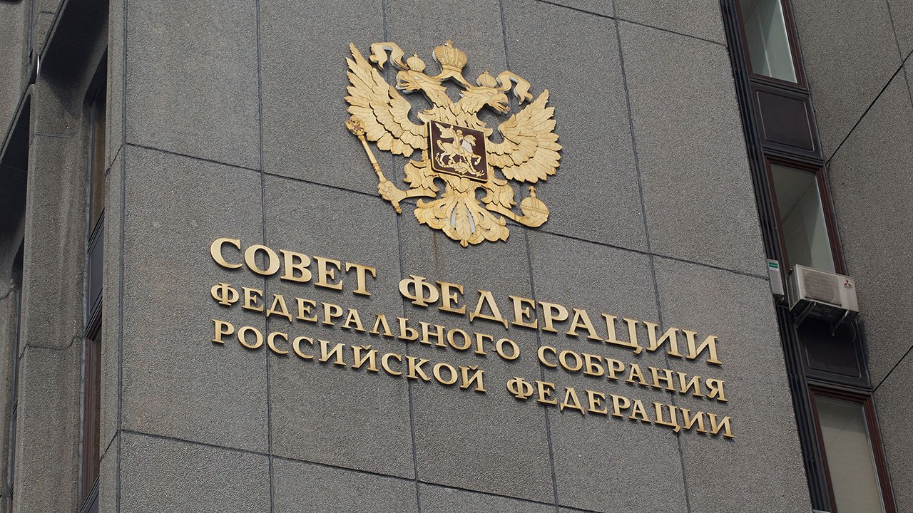 Принял участие в совещании Комитета Совета Федерации по экономической политике по вопросам совершенствования механизмов расширенной ответственности производителей и импортеров товаров и упаковки Омская область является одним из крупнейших производителей упаковки за Уралом У нас работают порядка 50 предприятий создано 2 5 тысячи рабочих мест В докладе привёл конкретные примеры импортозамещения Планета Центр освоил выпуск гибких полимерных плёнок ранее поставлявшихся из за рубежа Сибирская полимерная компания запустила производство экологичной упаковки для продуктов АВА плюс два модернизировала выпуск гофроупаковки и увеличила производительность в пять раз Все проекты реализованы с привлечением льготных займов ФРП В то же время обозначил что действующая редакция РОП создаёт избыточную финансовую нагрузку на производителей упаковки Экологическая повестка не должна вступать в противоречие с экономикой промышленных предприятий Механизм РОП требует донастройки Омская область готова участвовать в выработке решений