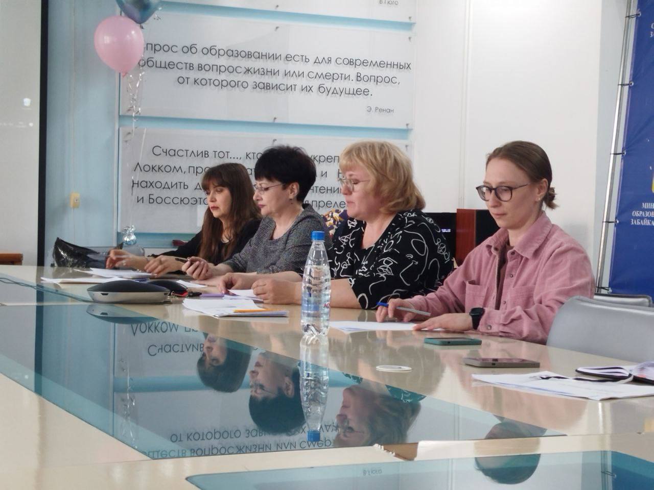 Забайкальский край стал победителем конкурса Бережливый Дальний Восток Министерство образования Забайкальского края завоевало первое место в престижном межрегиональном конкурсе Бережливый Дальний Восток в номинации Лучший проект по оптимизации в сфере образования культуры и спорта Проект оптимизации процедуры аттестации педагогических работников на первую и высшую квалификационную категорию обошел 21 конкурента из регионов Дальнего Востока включая Сахалин Камчатку Якутию Амурскую область и Бурятию Результаты внедрения проекта впечатляют Время подготовки педагогов к аттестации сократилось в 6 раз Количество специалистов повысивших квалификационную категорию увеличилось вдвое по данным на конец 2024 2025 учебного года Значительно выросла удовлетворенность педагогов процессом аттестации Достижения проекта стали возможны благодаря внедрению современных методов оптимизации включая цифровизацию процессов и совершенствование организационной структуры аттестации педагогических работников