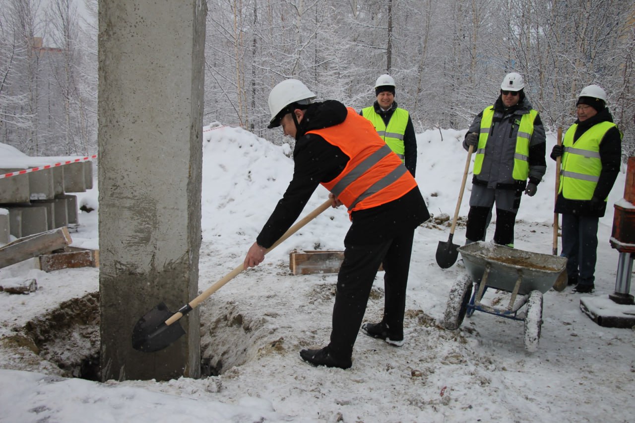 В Мирном стартовало строительство самого высокого здания города  Сегодня, 18 марта, в Мирном состоялась закладка первой сваи для строительства 16-этажного арендного жилого дома на проспекте Строителей.   Новый дом будет включать 158 квартир и станет самым высоким в городе, возводимым на вечной мерзлоте. Проект, финансируемый на 1,1 миллиарда рублей из федерального бюджета, является одним из крупнейших последних лет.   Глава города Алексей Тонких отметил, что данный проект станет символом нового этапа активного жилого строительства в Мирном.