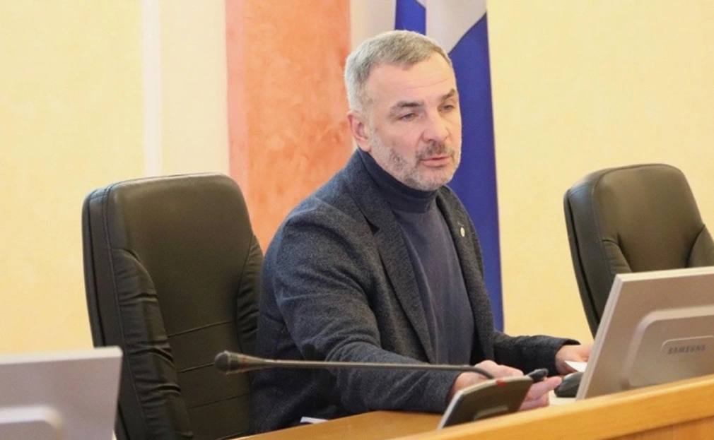 Генпрокуратура обратилась с иском к экс мэру Ярославля Алексею Малютину сейчас зампредседателя городской думы об изъятии 14 земельных участков в Ярославле недалеко от берега Волги следует из картотеки Симоновского суда Москвы который рассмотрит иск Малютин был мэром в должности и о в 2015 2016 годах Соответчиками по иску проходят глава холдинга Авангард Вячеслав Смирнов аффилированное с экс мэром и бизнесменом лицо Дмитрий Шлапак ООО Булат и его бенефициар Сергей Вятченков ООО Специализированный застройщик Минералы Коммерсантъ ссылаясь на иск пишет что входящими в Авангард компаниями скрытно владеет Малютин В определении об обеспечительных мерах по иску сказано что Генпрокуратура выявила нарушения законодательства о противодействии коррупции в действиях Малютина его бизнес партнеров и двух ООО ответчиков Читать РБК в Telegram