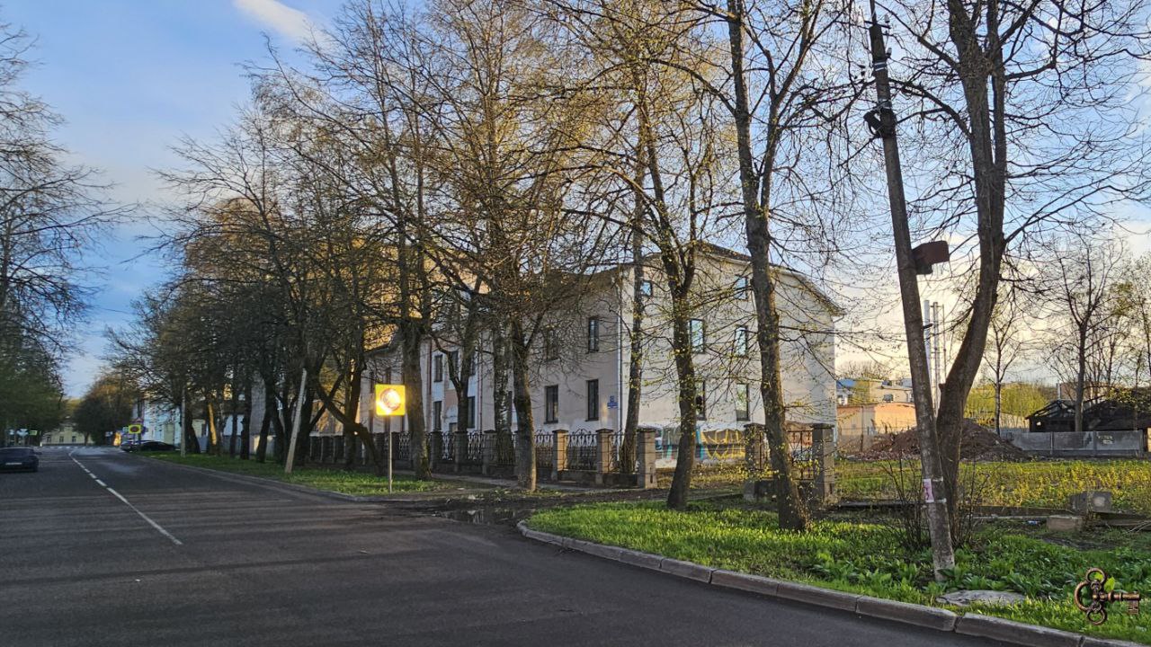 В доме 13 по Тихвинской улице в Великом Новгороде, о котором мы пару раз уже писали, сейчас охвачена огнём кровля. Здание планировали реконструировать.