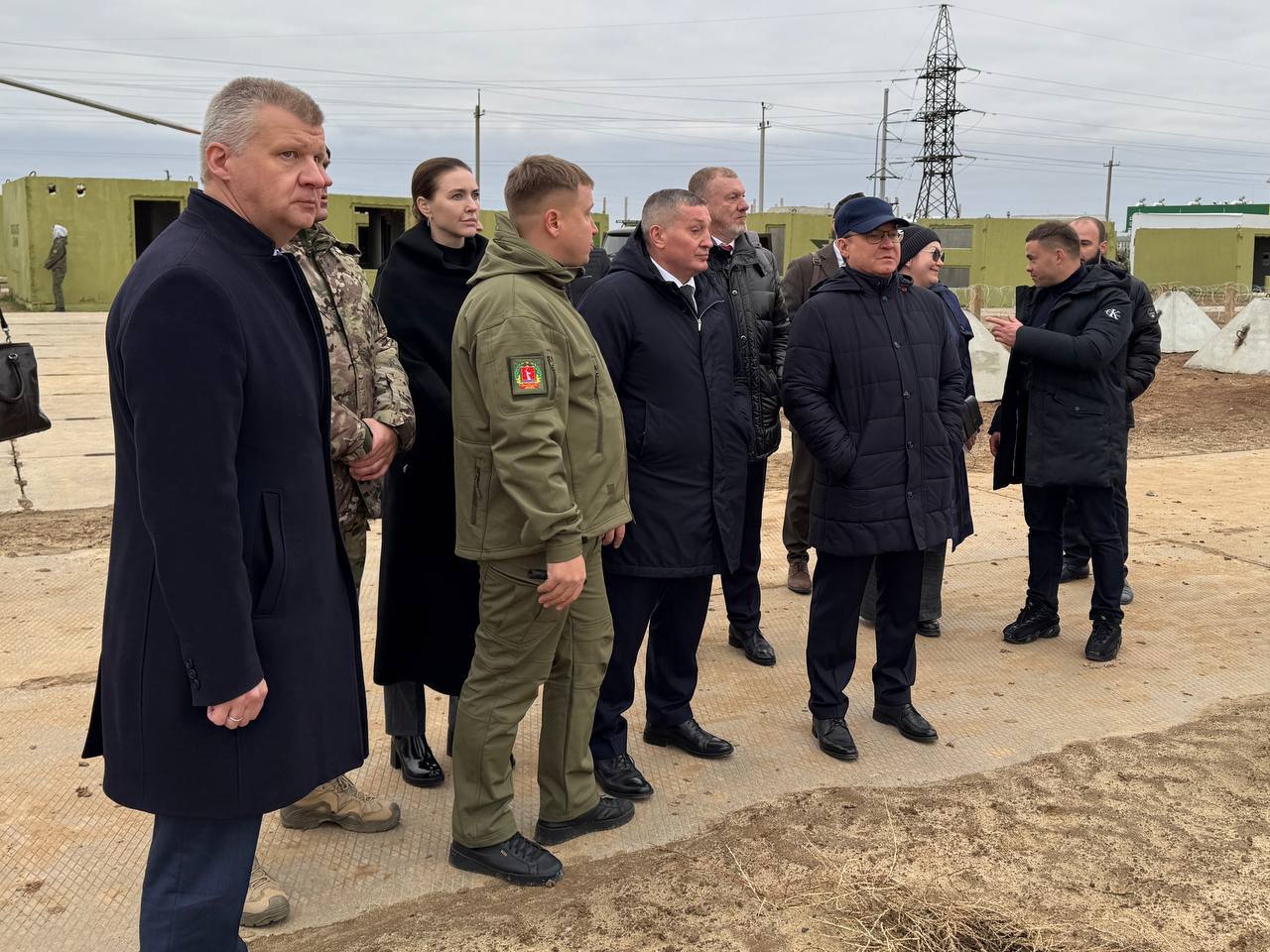 В ходе поездки посетили оборонно-спортивный лагерь «Авангард». Центр патриотического воспитания и физического развития молодежи.  Расположенный на базе спортивной школы «Юный ястреб» лагерь продолжает славные патриотические традиции сталинградского аэроклуба.   В 2023 году благодаря федеральному проекту «Развитие образования» и совместной работе с Минпросвещения РФ создана современная инфраструктура для проведения профильных смен.  Совместно с региональным отделением Центра «Воин» реализуется широкий спектр программ, включая военно-спортивные смены, такие как «Время юных героев». Лагерь - площадка для всероссийских соревнований, например, федерального этапа игры «Зарница 2.0». Здесь будут проходить переподготовку преподаватели ОБЗР со всей страны. Этот предмет заменил и дополнил привычный ОБЖ с этого учебного года.  Летом 2024 года в лагере «Авангард» отдохнуло 2600 подростков 14-17 лет из шести регионов России  включая ДНР и ЛНР , пройдя четыре 21-дневные смены по 650 человек в каждой.  Лагерь впечатляет современной инфраструктурой: комфортабельными корпусами, широкими спортивными возможностями и высоким профессионализмом педагогов и вожатых, прошедших специализированное обучение, в том числе в «Артеке» и РГПУ им. Герцена.  Возможность проведения круглогодичных смен позволяет лагерю принимать детей и подростков не только из Волгоградской области, но и из других регионов России, создавая условия для интересного, полезного, безопасного отдыха и патриотического воспитания.  Обеспечение доступного и качественного летнего отдыха для детей является одним из важнейших направлений работы «Единой России». В Народной программе партии этому вопросу уделяется особое внимание. Важно заботится о подрастающем поколении и создавать условия для всестороннего развития молодёжи.  #ЕдинаяРоссия #НоваяШкола #Волгоград