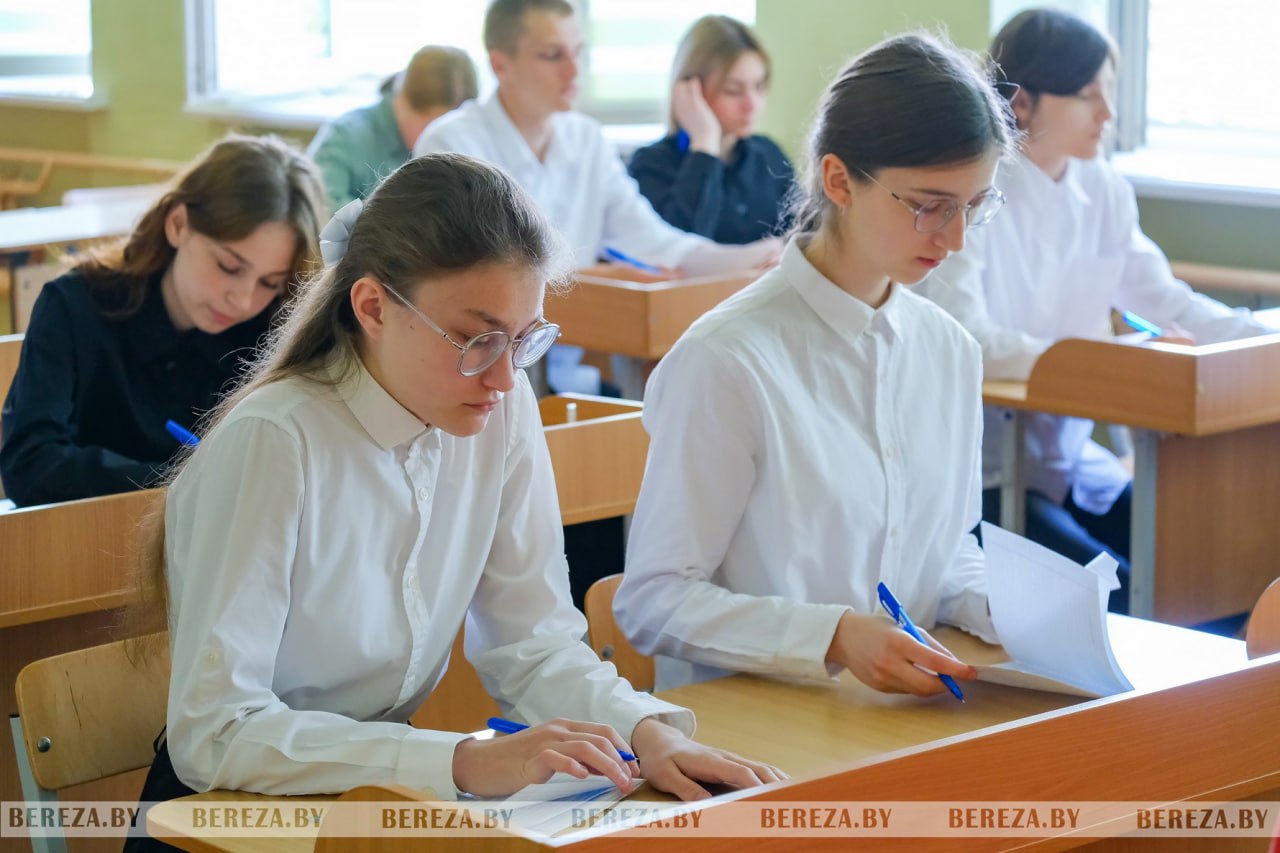 В БЕЛАРУСИ УТВЕРДИЛИ ДАТЫ ЭКЗАМЕНОВ И ПОРЯДОК ИХ ПРОВЕДЕНИЯ ДЛЯ ШКОЛЬНИКОВ В НОВОМ УЧЕБНОМ ГОДУ В Беларуси определены учебные предметы по которым выпускники школ будут сдавать итоговые испытания в 2025 2026 учебном году а также форма и сроки их проведения Соответствующее постановление Министерства образования опубликовано на Национальном правовом интернет портале Для выпускников 9 классов перечень и форма проведения итоговых испытаний в 2025 2026 учебном году не изменились Девятиклассники будут сдавать белорусский язык письменное изложение русский язык письменное изложение математику письменная контрольная работа историю Беларуси устно по билетам Основные сроки экзаменов с 1 по 10 июня 2026 г дополнительные иные сроки с 17 по 24 августа 2026 г По окончании 11 класса школ и гимназий выпускники будут сдавать два централизованных экзамена ЦЭ в письменной форме 26 мая 2026 г по выбору учащегося по одному из предметов физика математика химия биология иностранный язык история Беларуси в контексте всемирной истории география обществоведение Резервные дни для этих предметов в даты проведения централизованного тестирования ЦТ в резервные дни иные сроки 17 августа 2026 г 29 мая 2026 г белорусский язык или русский язык по выбору учащегося Резервные дни совпадают с резервными датами проведения ЦТ иные сроки 19 августа 2026 г Документом также установлены предметы форма и сроки итоговых испытаний для учащихся гимназии колледжа искусств курсантов учащихся которые получают образование в специальных воспитательных и исправительных учреждениях