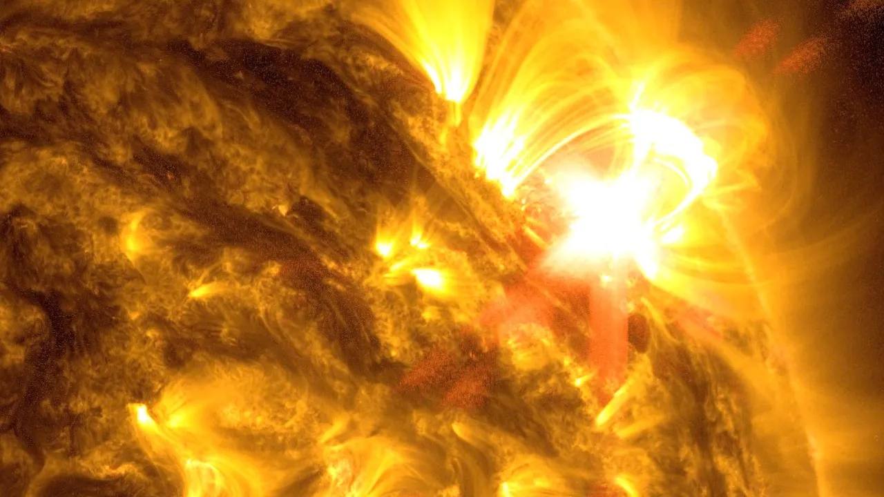 Новое исследование показывает что солнечные вспышки разогревают ионы сильнее чем электроны Это открытие объясняет загадочную ширину спектральных линий и помогает понять работу нашей звезды