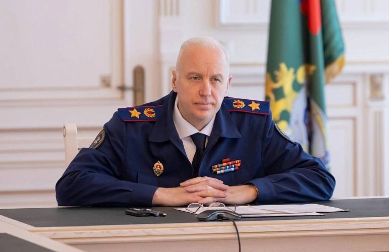 Бастрыкин запросил доклад о ситуации с бездомными собаками в Волгодонске В Информационный центр СК России обратились жители СНТ Машиностроитель Волгодонска с просьбой защитить их права и безопасность Вблизи товарищества был организован приют для бездомных собак Агрессивные животные содержащиеся там не раз нападали на местных жителей как на взрослых так и детей За прошлый год зафиксировано как минимум пяти таких случаев Волгодончане неоднократно обращались в различные инстанции по поводу данной ситуации однако никаких результатов это не принесло Председатель Следственного комитета Российской Федерации Александр Бастрыкин затребовал у и о руководителя СУ СК России по Ростовской области Шищенко Максима Александровича доклад о ходе и результатах расследования ранее возбужденного уголовного дела В настоящее время исполнение поручения находится на контроле в центральном аппарате ведомства Подпишись на 1Rnd в МАХ Написать в редакцию