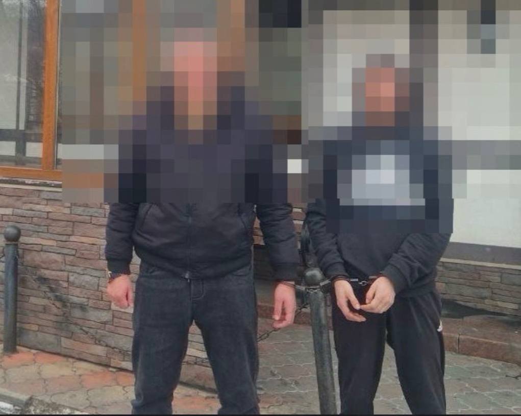 В Находке задержали серийного вора 23 эпизода с проникновением В Находке сотрудники уголовного розыска задержали 30 летнего мужчину которого подозревают в серии краж из торговых точек По данным полиции злоумышленник проникал в магазины ночью отжимал входные двери или вскрывал жалюзи после чего похищал товар и деньги из касс С заявлением в дежурную часть обратились местные предприниматели Оперативники установили личность подозреваемого и его местонахождение после чего задержали В отделе полиции мужчина дал признательные показания пояснив что похищенное тратил по своему усмотрению Во время обыска по месту жительства изъяты одежда и предметы использовавшиеся при совершении преступлений Возбуждены 23 уголовных дела по статьям о краже с незаконным проникновением и покушении на кражу сейчас они объединены в одно производство Расследование продолжается NEWS VL в MAX прислать новость