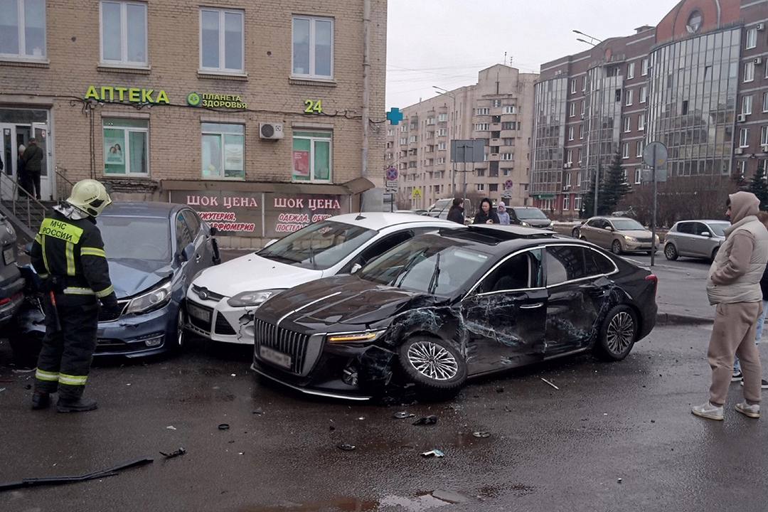 Лазурный автобус снёс остановку на Ленинском проспекте   Сообщается, что один человек погиб и как минимум трое пострадали  Раньше всех. Петербург