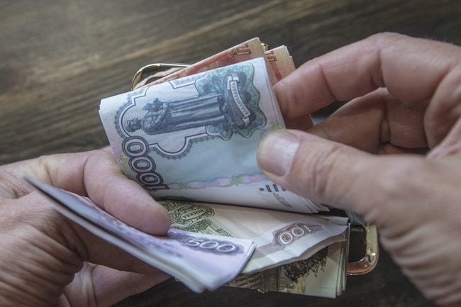 Госдума защитила зарплаты россиян: при депремировании она не может быть снижена более чем на 20%  Государственная Дума приняла закон, направленный на защиту прав работников при начислении премиальных выплат. Документ, который прошел второе и третье чтения, призван решить проблему необоснованного снижения размеров премий при наличии дисциплинарных взысканий.  Законом устанавливается, что при введении системы премирования работодатель обязан:  четко определять виды и размеры премий,   устанавливать точные сроки,   определять основания и условия выплат.   Среди условий, влияющих на размер премии, могут быть учтены качество, эффективность и продолжительность работы, а также наличие или отсутствие дисциплинарного взыскания.  Как данная мера позволит работнику избежать произвольного уменьшения заслуженного вознаграждения: