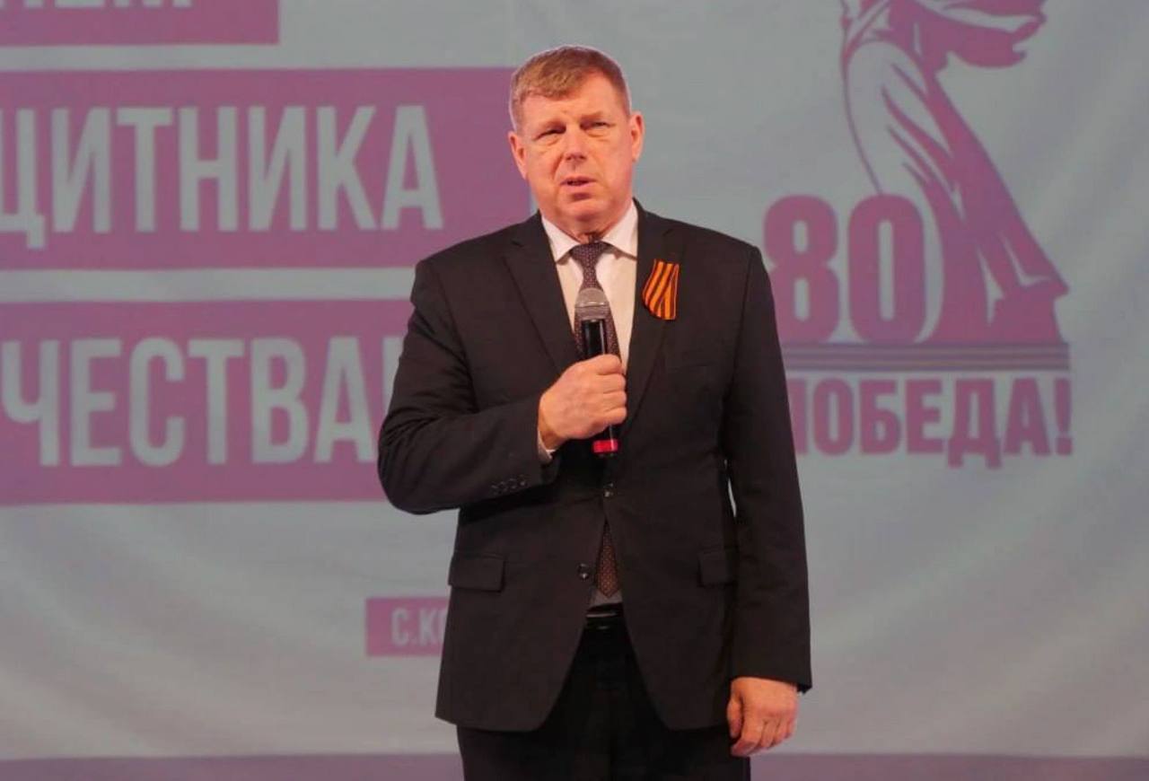От отставки до задержания — сутки. Экс-главу Кочубеевского округа Алексея Клевцова задержали по подозрению в мошенничестве, пишут СМИ.   Предварительно, речь идёт о сумме в 118 млн рублей. Вероятно, речь о деньгах, связанных со строительством стадиона «Урожай»: на работу ушли четыре сотни миллионов, а стадион так и не открылся.   Накануне Клевцов ушёл в отставку «по состоянию здоровья».    Подписаться   прислать новость