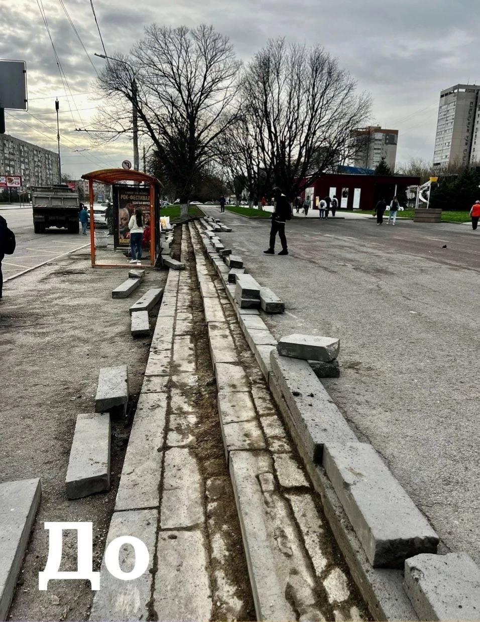 В Советском районе завершили работы по восстановлению каменных ступеней на площадке у остановки общественного транспорта ул. Зорге/ пр. Коммунистический. Кроме того, ранее здесь было восстановлено остекление остановочного павильона.