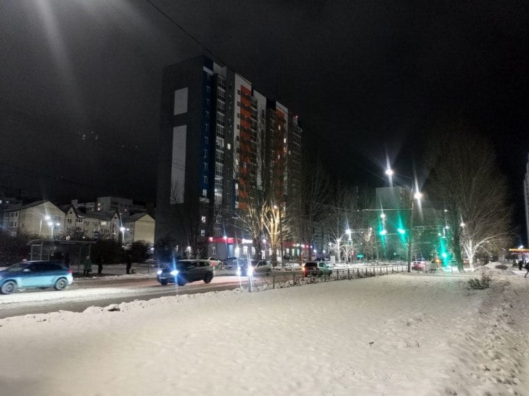 На проспекте Врача Сурова в Ульяновске восстанавливают освещение  По поручению главы города Александра Болдакина две бригады МБУ «Горсвет» с помощью двух автовышек проводят ремонтные работы на участке от перекрёстка с проспектом Авиастроителей до парка «Прибрежный»  - Этот участок – один из самых оживлённых в Новом городе. Из-за неработающего здесь уличного освещения многие автомобили не останавливались на зелёный сигнал светофора, предназначенный для пешеходов. Рядом расположено много жилых домов, магазины, парк, который ежедневно посещают родители с детьми. Такая ситуация создаёт опасность для людей и является недопустимой, - подчеркнул Александр Болдакин  Ранее о неполадках в работе освещения на магистрали сообщили в социальных сетях жители Заволжья