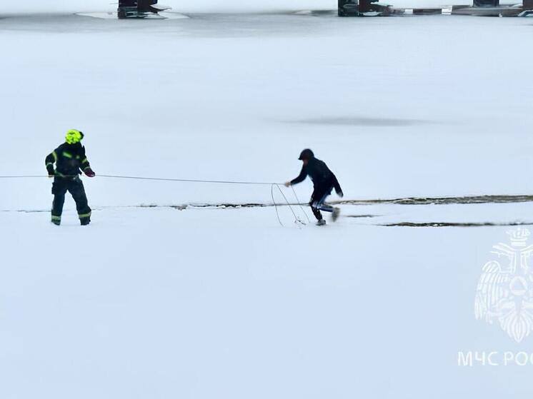 Один неадекват и один ловивший его полицейский провалились под неокрепший лёд в Ленобласти Около 8 утра 1 января в Киришах к зданию Единой дежурно диспетчерской службы пришёл мужчина который мягко говоря был не в себе По словам очевидцев он требовал вызвать к нему ФСБ а может и самого президента но добился только вызова полиции После чего ринулся на лёд реки Волхов где его и настигли двое сотрудников правопорядка приехавших на вызов Один из них провалился под лёд а вскоре и зачинщик всей этой истории На помощь вызвали спасателей Прибывшие на место пожарные 58 части вытащили обоих и передали медикам скорой TodaySPb   Новости GradSPb   Места СПб