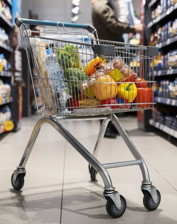 Как изменились цены на Ставрополье за неделю Северо Кавказстат опубликовал данные мониторинга цен в регионе с 28 октября по 5 ноября Рассказываем главное Что подорожало Детское питание сухие молочные смеси 15 до 1157 кг Огурцы 7 до 154 кг 4 8 Помидоры 5 до 196 кг 2 6 Бананы 5 до 359 кг 2 6 Сметана 5 до 359 кг 1 3 Говядина 3 до 677 кг 0 4 Что подешевело Яблоки 10 до 133 кг 7 1 Лук 4 до 35 кг 8 3 Колбасы 21 до 655 кг 3 Творог 6 до 489 кг 1 1 Сливочное масло 6 до 1219 кг 0 5 Сыры 7 до 883 кг 0 8 В непродовольственном сегменте цены снизились на детские футболки 1 8 мужские носки 2 2 женские колготки 5 9 кроссовки для детей 6 1 и взрослых 10 шампунь 3 5 и зубные щётки 4 Незначительно подорожали мужские футболки и зубная паста 1 3 у обоих наименований Из услуг на 2 4 увеличилась стоимость одного дня отдыха в пансионате  Подписаться на 1777 в Телеграм MAX