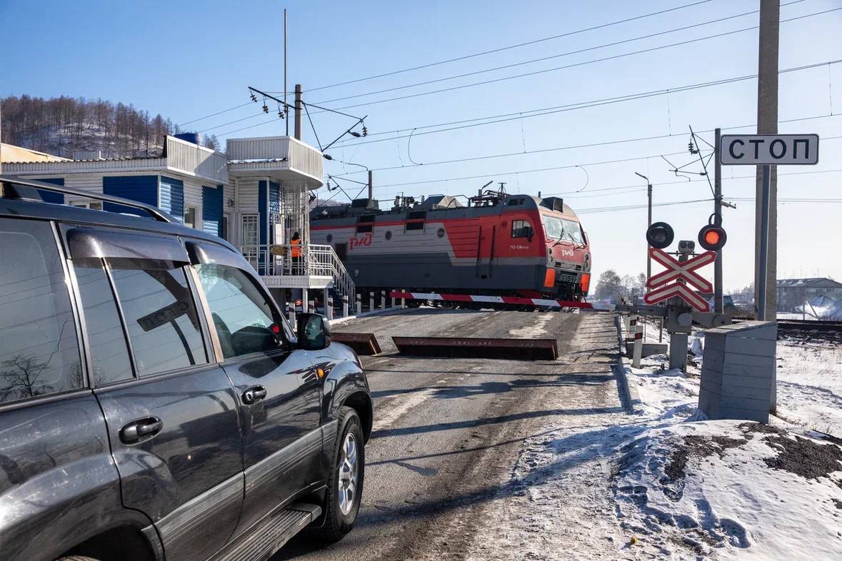 ‼  За 2024 год на железнодорожных переездах произошло 196 ДТП    Одно из них даже привело к сходу 8 вагонов пассажирского поезда в Волгоградской области.    Основная причина всех этих аварий — несоблюдение ПДД водителями, которые либо выезжали на переезд при запрещающем сигнале светофора, либо объезжали закрытый шлагбаум.    По сравнению с 2023 годом количество ДТП сократилось на 20%, но их не должно быть совсем.     Автомобилисты! Не подвергайте опасности себя, ваших пассажиров и пассажиров и работников железнодорожного транспорта. Пересекайте железнодорожные пути по правилам, убедитесь в отсутствии приближающегося поезда.