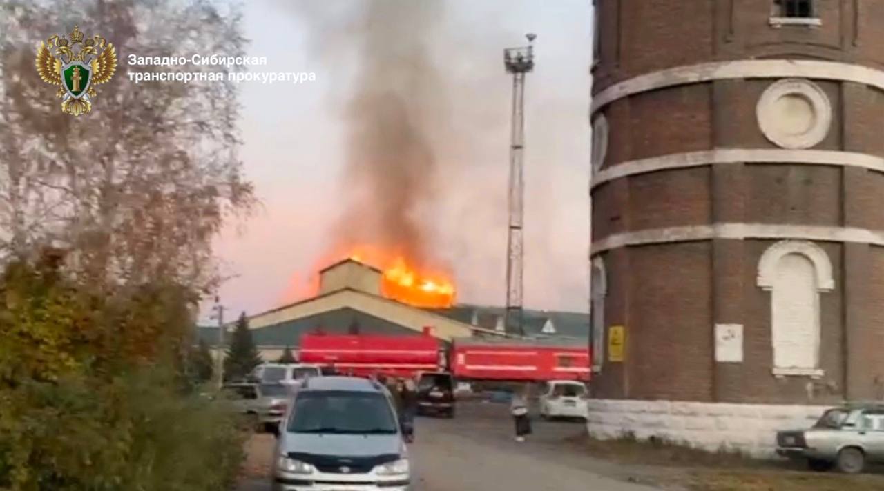 Здание РЖД горит в Алтайском крае  Здание Алтайской механизированной дистанции инфраструктуры — структурного подразделения филиала ОАО «РЖД» — загорелось в Рубцовске. Об этом сообщили в Западно-Сибирской транспортной прокуратуре.  Площадь пожара достигла 1,2 тыс. кв. метров, рассказали в пресс-службе ГУ МЧС по Алтайскому краю.  «Люди из здания вышли. К работе привлечён пожарный поезд», — добавили в ведомстве.  В тушении участвуют 40 человек и семь автоцистерн. Из опасной зоны успели вынести газовые баллоны.  Транспортная прокуратура объявила проверку.  Подписаться  Прислать новость  Помочь бустами