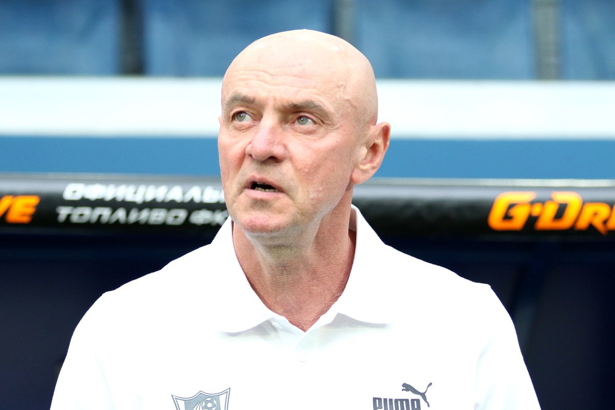 Онопко рассказал что его не взяли в Барселону из за внешности Бывший футболист сборной России Виктор Онопко заявил что его не подписала Барселона из за внешности Об этом он рассказал в интервью YouTube каналу El Bigote de Abadia Я совсем недавно узнал что Барселона хотела меня подписать Но Кройфф Йохан Кройфф был главным тренером Барселоны в 1988 1996 годах РБК или кто то из его помощников сказал что я некрасивый и поэтому меня не взяли сказал Онопко Онопко выступал за московский Спартак 1992 1995 в составе клуба стал трехкратным чемпионом России и обладателем Кубков СССР СНГ и России А также играл за испанские Реал Овьедо 1996 2002 и Райо Вальекано 2003 За сборную России бывший футболист провел 109 матчей и забил семь мячей Сейчас Онопко входит в тренерский штаб сборной России и Ростова Global Look Press Подписаться на РБК Спорт