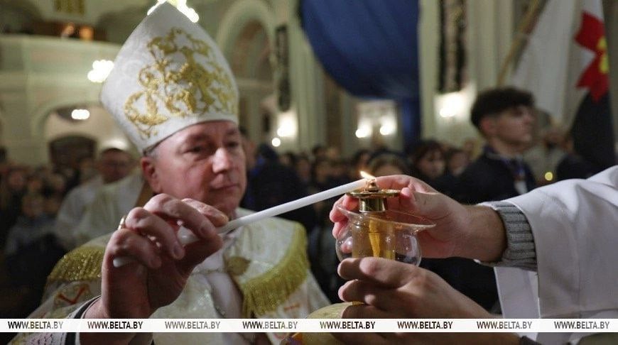 Вифлеемский огонь доставили в Минск и Гродно  Вифлеемский огонь, который привезли в Беларусь католические скауты, сегодня начал свое путешествие по приходам страны. Он уже внесен в кафедральный собор Святого Франциска Ксаверия в Гродно и архикафедральный костел имени Пресвятой Девы Марии в Минске.