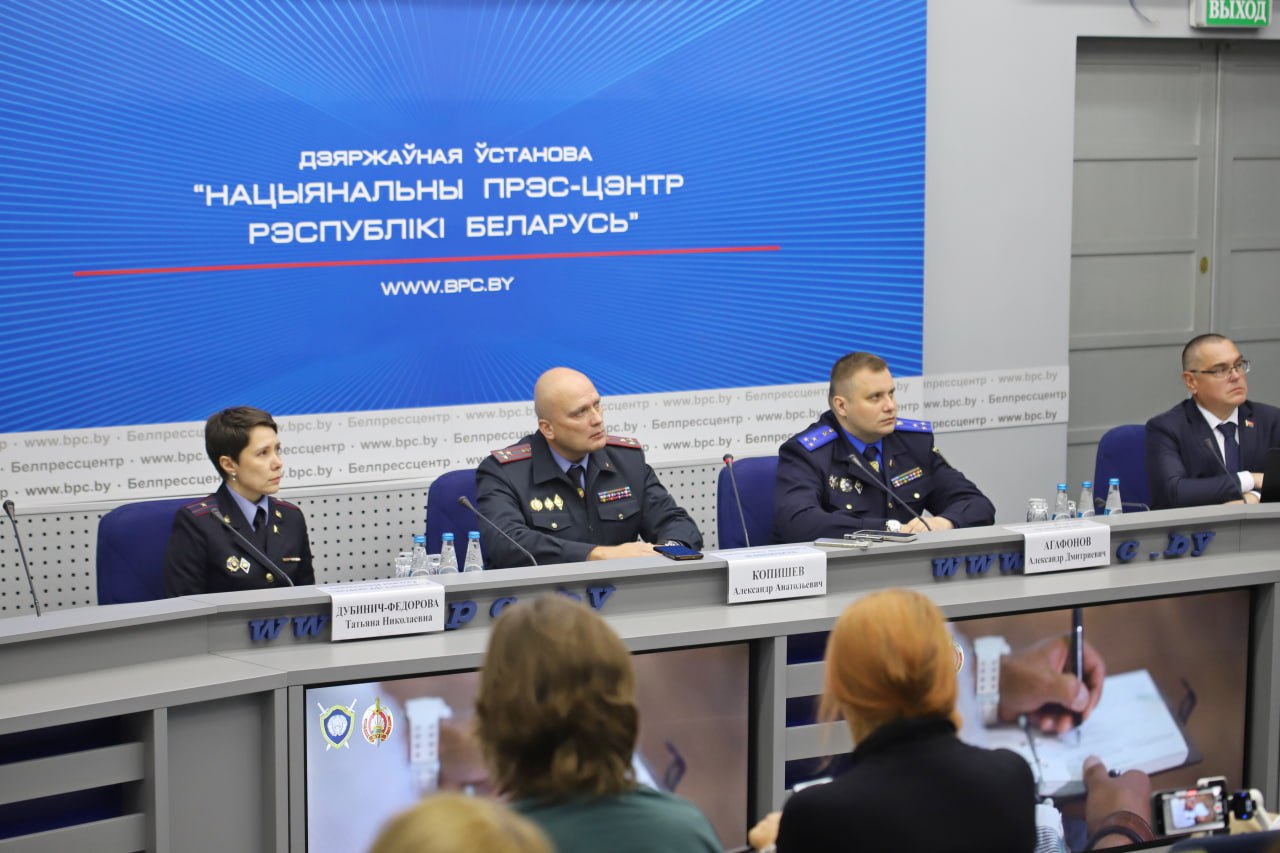 Отвечая на вопрос журналиста начальник главного следственного управления Следственного комитета Александр Агафонов привел примеры расследования резонансных преступлений прошлых лет Зверское убийство семьи из 6 человек в д Большая Мощаница Дело черных риелторов из Могилева по которому все виновные установлены и понесли заслуженное наказание Продолжается планомерная работа по поиску и привлечению к ответственности участников т н банды Морозова Экстрадирован из Российской Федерации и осужден правая рука Морозова Дербенёв На завершающем этапе находится уголовное дело штатного киллера банды Рецкого которого экстрадировали из Республики Казахстан