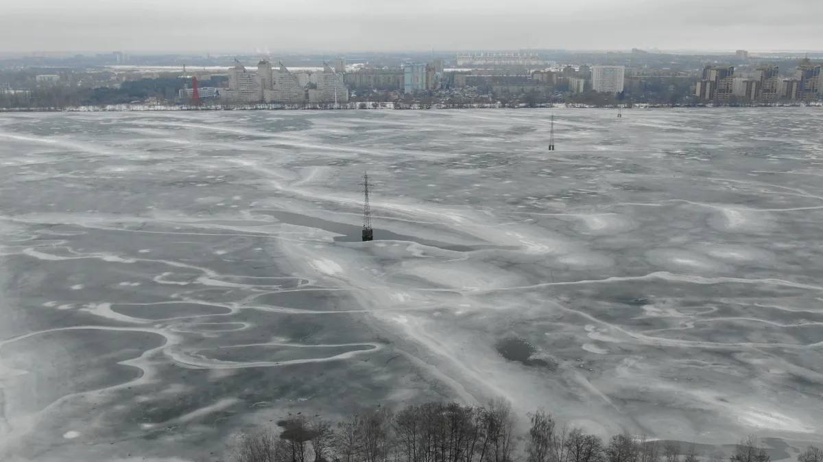 Более 30 воронежцев вышли на тонкий лёд водохранилища в праздники  Так, во второй день нового года спасатели обнаружили 12 смельчаков, на следующий день – уже 16. 3 января на льду нашли всего 5 человек. Спасать из полыньи никого не пришлось.   Толщина льда на водохранилище сейчас – 5-10 см. Спасатели настойчиво просят воронежцев воздержаться от опасных прогулок.     Подписаться    Прислать новость