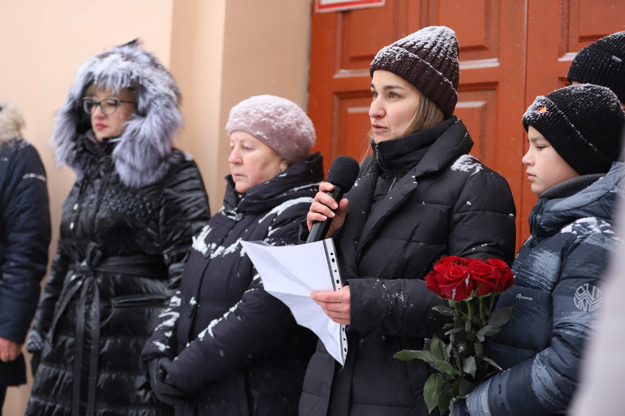 В Иркутске открыли мемориальную доску кавалеру ордена Мужества Михаилу Зуеву Памятный знак выпускнику школы 26 кавалеру ордена Мужества Михаилу Зуеву установили 3 декабря в День Неизвестного Солдата Мемориальная доска появилась на фасаде здания где он учился с 2004 по 2015 годы В церемонии приняли участие губернатор Иркутской области Игорь Кобзев мэр Руслан Болотов депутат Законодательного собрания Галина Кудрявцева директор школы Ирина Корж а также родные героя брат Дмитрий Зуев сын Иван и тетя Александра Петрашова Сегодня на фасаде школы 26 мы открываем мемориальную доску ее выпускнику кавалеру ордена Мужества Михаилу Зуеву За свою недолгую жизнь он успел многое стать футболистом и военным а главное мужем и отцом В 2022 году наш молодой земляк ушел на фронт Весной 2023 го погиб с честью выполняя свой воинский долг Михаил герой наших дней пример отваги невероятной силы и выдержки Особые слова благодарности его семье бабушкам Раисе Михайловне Зуевой и Людмиле Федоровне Ветровой Вы воспитали настоящего мужчину патриота которым гордится вся страна отметил Руслан Болотов Михаил Зуев родился 14 мая 1997 года в Иркутске В 2004 году пошел в первый класс школы 26 Директор Ирина Корж рассказала что все знали его как человека отзывчивого дружелюбного и исключительно ответственного Именно эти качества помогли ему определить свой путь Наше учреждение носит имя Героя Советского Союза Аркадия Сударева выпускника 1942 года Мемориальная доска в его честь была установлена на здании в 1996 м Теперь на фасаде появится и имя героя нашего времени Михаила Зуева чья судьба стала еще одной значимой страницей в летописи школы отметила Ирина Корж Губернатор Игорь Кобзев отметил что школа 26 место где в Михаиле Зуеве сформировались мужество и чувство долга Он добавил что герой принял осознанное и твердое решение выполнить приказ Родины и его подвиг является примером для всех После окончания школы Михаил Зуев был призван на срочную службу которую проходил в войсках военной полиции Забайкальского края Демобилизовался в 2016 году в звании младшего сержанта после чего работал плотником в строительной компании 25 октября 2022 года был мобилизован на СВО где отважно выполнял поставленные задачи Погиб 30 марта 2023 го Указом Президента Российской Федерации от 27 мая 2023 года награжден орденом Мужества посмертно Он был борцом за правду и справедливость всегда готовым прийти на помощь и никогда не дававшим в обиду слабых Незадолго до мобилизации у Михаила родился сын Иван которому сейчас шесть лет Он очень похож на Мишу внешне и внутренне Верим что для него отец станет главным жизненным примером рассказала Александра Петрашова Подписывайтесь на канал администрации Иркутска в MAX