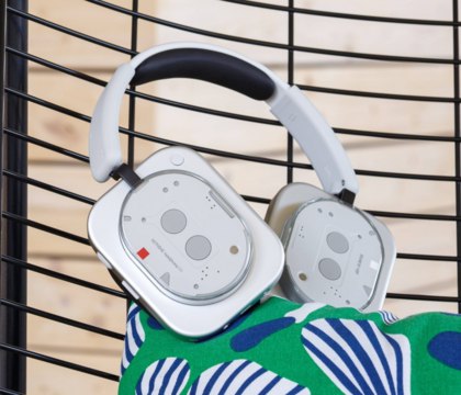 GSMArena опубликовал обзор Nothing Headphone  1  — необычные и удобные наушники  Компания Nothing в начале июля представила свои первые полноразмерные наушники. Устройство называется Headphone  1  и выделяется на фоне конкурентов уникальным дизайном в стиле бренда. Редакция ресурса GSMArena уже получила устройство на обзор и опубликовала небольшой материал с качественными фотографиями и первыми  положительными  впечатлениями.  Читать далее