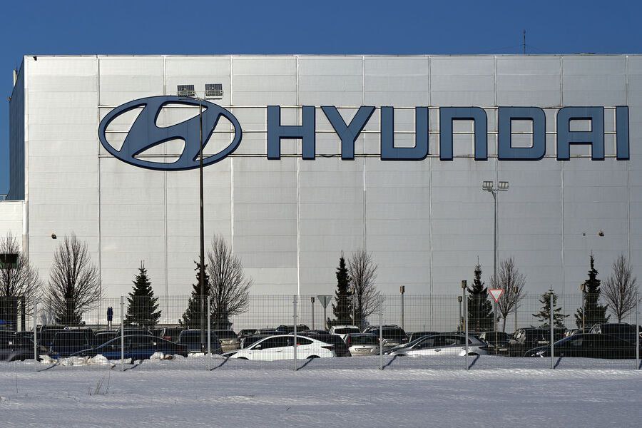 Концерн Hyundai принял решение не выкупать свои российские активы Корейцы отказались выкупать заводы в Санкт Петербурге пишет Газета Ru со ссылкой на свои источники и информацию экс главы РОАДа Олега Мосеева В декабре Reuters сообщало что автоконцерн все ещё находится в стадии принятия решения Два года назад Hyundai продал завод ООО Арт Финанс которая входит в АГР влиятельного Андрея Николаевича Павловича Сумма сделки была формальной 160 тысяч вон около 10 тысяч рублей но корейцы оговорили за собой опцион на обратный выкуп завода Дедлайн истекает 31 января 2026 гожа но как пишут журналисты корейцы отказались раньше времени Более того АГР уже выстроил далеко идущую масштабную стратегию на экс завод Hyundai в Каменке а также на экс предприятие GM которое шло пакетом в этой сделке По самым скромным подсчётам корейцы потеряли около 500 млн которые суммарно вложили за 15 лет в свои активны РФ