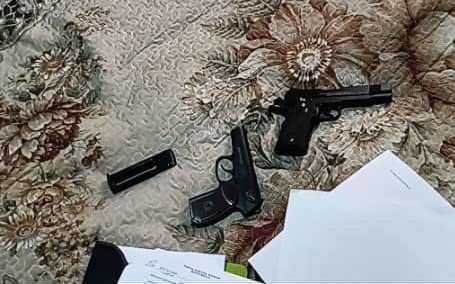 В Оше задержан адвокат, подозреваемый в мошенничестве и подделке документов С заявлением в милицию обратилась гражданка А.Р. По ее словам, в январе 2024 года местный адвокат М.Э. пообещал содействие в получении лицензии для учебного центра и взял у нее за это 222 тысячи 800 сомов. Позже он также предложил за 4 тысячи 800 сомов оформить судебное решение для вывоза несовершеннолетних детей за границу без согласия отца, предоставив поддельный документ. Следствие установило, что после получения денег подозреваемый не предпринимал никаких действий по оформлению лицензии или обращению в суд. Вместо этого он передал заявительнице фальшивые документы: приказ и лицензию Министерства образования и науки КР, а также решение Ошского городского суда. Было возбуждено дело по статье «Подделка документов» УК КР. Кроме того, с аналогичной жалобой обратилась гражданка Л.И. Она сообщила, что тот же адвокат, действуя совместно с гражданами А.Т. и К.О., пообещал за $16 тысяч прекратить возбужденное ГКНБ в отношении нее уголовное дело. Получив деньги, они обещания не выполнили, ссылаясь на различные причины. Этот эпизод расследуется по статье «Мошенничество». Правоохранители задержали подозреваемого М.Э. и водворили в изолятор временного содержания УВД города Оша. При обыске в доме у М.Э. были изъяты 27 постановлений судов города Оша и Ошской области, ноутбук, два пистолета и мобильный телефон марки Redmi. Назначены соответствующие экспертизы. По данным милиции, задержанный может быть причастен к другим аналогичным преступлениям. Следствие продолжается.